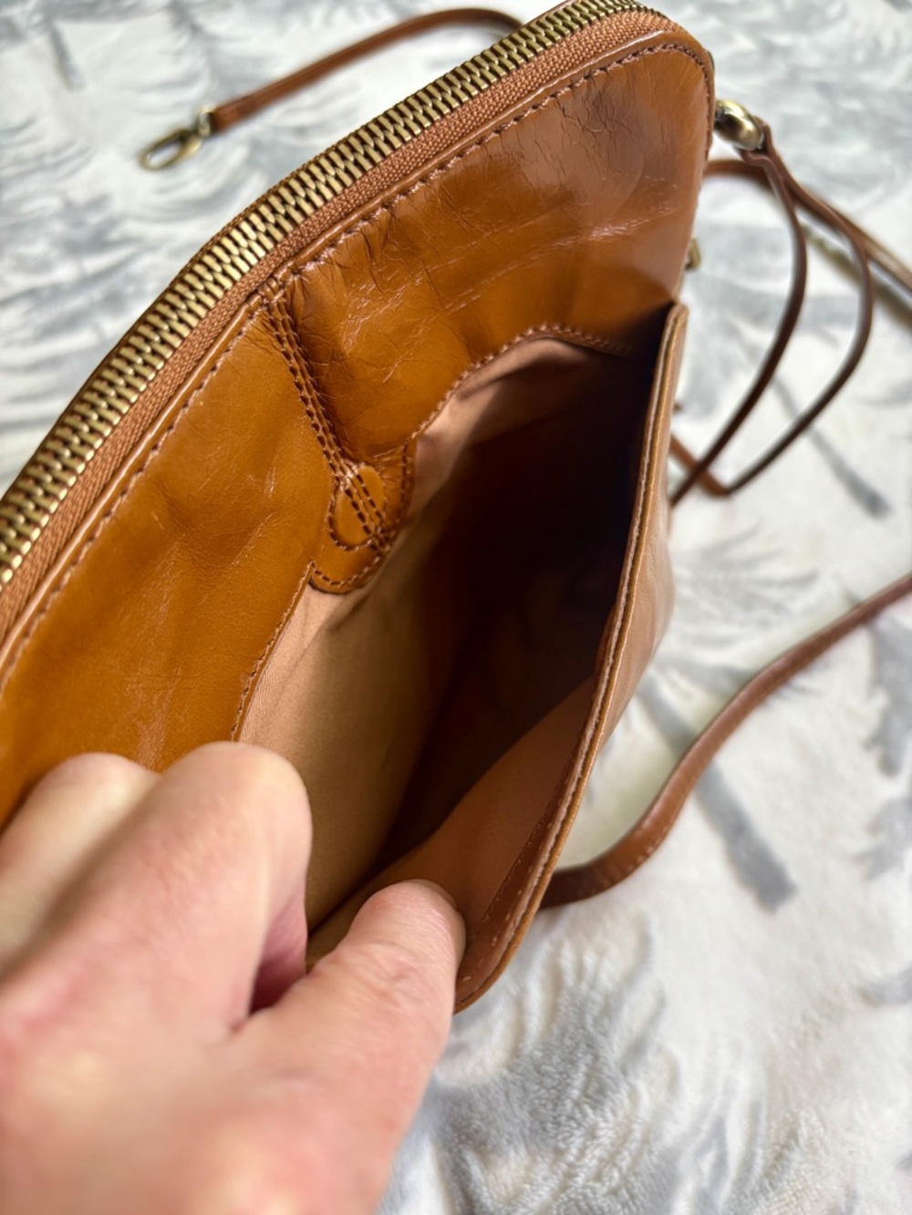HOBO Reeva small leather Crossbody bag. - Picture 7 of 10
